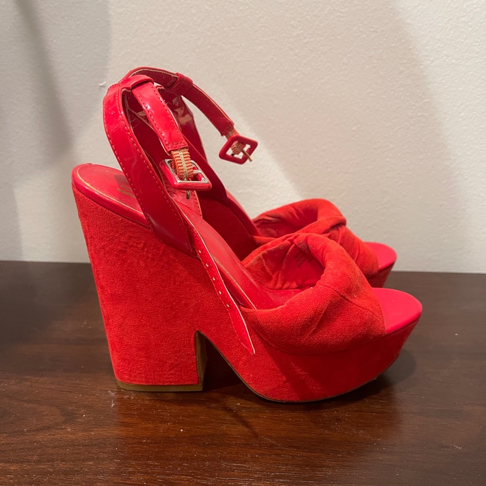 Jennifer Lopez Red Platform Sandals with Chunky Heel
